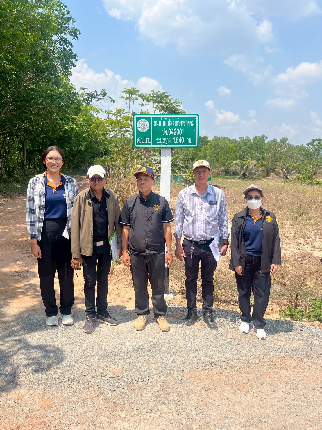 title - วันที่ 17 มีนาคม 2569 นายวิทูล ประดิษฐบุญ ปฏิรูปที่ดินจังหวัดปราจีนบุรี  มอบหมายให้ นายเชวงศักดิ์ อะปะมาตร ผู้อำนวยการกลุ่มงานช่างและแผนที่  นางรักษ์หทัยรัตน์ เมทนีกรชัย หัวหน้าฝ่ายบริหาร และเจ้าหน้าที่ ส.ป.ก.ปราจีนบุรี ลงพื้นที่ตรวจรับงานก่อสร้างถนนสายซอยในแปลงเกษตรกรรม ในเขตปฏิรูปที่ดิน ให้แก่เกษตรกรผู้ไร้ที่ดินทำกิน